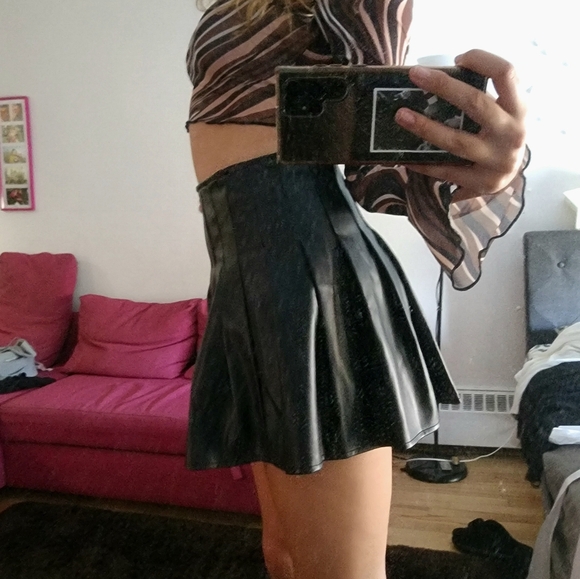 Leather pleated mini skirt - Picture 3 of 4